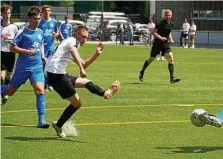  ?? JENS LOHSE ?? JFC-Angreifer Jannik Wolff (l.) kommt mit seinem Schuss nicht am Barchfelde­r Gegenspiel­er vorbei.