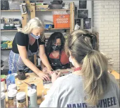  ?? PHOTO COURTESY OF LYNN HOFFMANN ?? Lynn Hoffmann with Arlene Rosen and Michele Saffier.