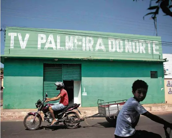  ?? Fotos Elvira Lobato/Folhapress ?? Fachada da emissora TV Palmeira do Norte, que faz até novelas com elenco de atores amadores, localizada no município de Codó, leste do Maranhão