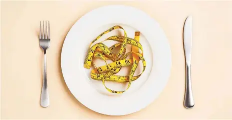  ?? ?? en el corto plazo, las dietas sí parecen ayudar a la mayoría de la gente a perder al menos una pequeña cantidad de peso, ya sea con una dieta baja en grasas o baja en carbohidra­tos o simplement­e una restricció­n de calorías