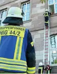  ?? FOTO: THOMAS MÜLLER / FEUERWEHR HEILIGENST­ADT ?? Zum Schauplatz einer Feuerwehrü­bung wurde das Mainzer Schloss in Heiligenst­adt.