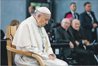  ?? HANDOUT / VÍA AFP ?? Irlanda. El papa Francisco ora durante el Encuentro Mundial de Familias 2018, que se realizó en días pasados.