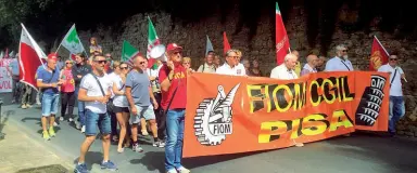  ??  ?? Il corteo di ieri a Volterra: lo striscione della Fiom di Pisa e, dietro, le bandiere di Forza Italia. In fondo a sinistra una bandiera del Pd