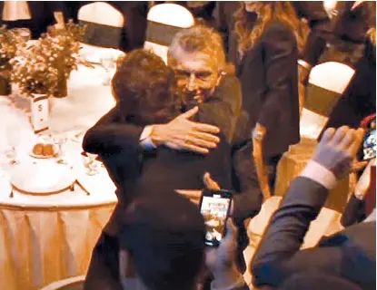  ?? captura de video ?? El abrazo de Milei y Macri en la cena de la Fundación Libertad; la relación está fría