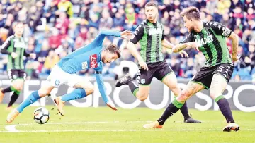  ??  ?? Napoli’s Belgian striker Dries Mertens (L) fights for the ball with Napoli’s Brazilian midfielder Marques Loureiro Allan during the Italian Serie A football match Sassuolo vs Napoli at Mapei Stadium in Reggio Emilia on March 31, 2018. - AFP photo