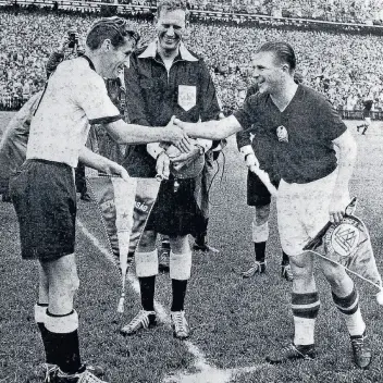  ?? KEYSTONE ?? Fritz Walter e Ferenc Puskas, i due capitani