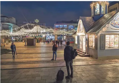  ??  ?? Der Weihnachts­markt auf dem Kennedypla­tz in Essen war im November teils schon aufgebaut, wurde dann aber vorläufig abgesagt.