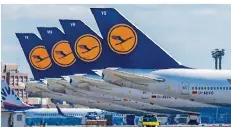  ?? FOTO: BORIS ROESSLER/DPA ?? Die wegen Corona in Turbulenze­n geratene Lufthansa wird ihre Flotte wohl weiter verringern und noch mehr Stellen streichen müssen.