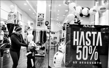  ?? Xavier Caivinagua Par a el Comercio ?? •
Desde hoy, en tiendas de ropa en Cuenca se aplican rebajas de hasta el 50%.