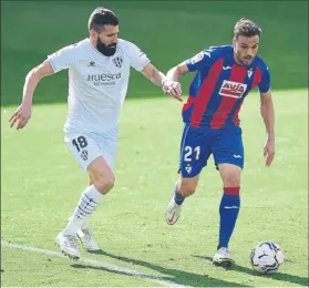  ?? FOTO: GETTY ?? Siovas y Pedro Léon, en pugna. Al Eibar le sigue costando ganar en Ipurua