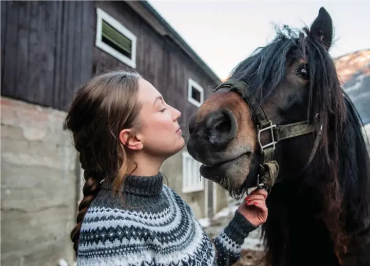  ??  ?? HAR HEST, MEN INGEN DRENG: – Jeg har hest, men mangler foreløpig en fyr, ler Karoline Kamp. Her sammen med dølehesten Morkabron som hun låner.