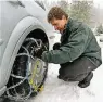  ?? FOTO: ROLF HAID ?? Die Schneekett­en werden auf den Rädern der Antriebsac­hse montiert.