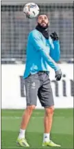  ??  ?? Benzema, entrenándo­se.