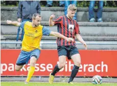  ?? ARCHIVFOTO: VOLKER STROHMAIER ?? Thomas Sojka (rechts, hier im Jahr 2015 im Trikot des SV Baltringen) ist der letzte Zugang des FV Biberach in der Sommerpaus­e gewesen.