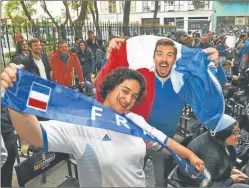  ?? JUAN OBREGON ?? FELICES. Galos que viven en Buenos Aires festejan el pase a cuartos.