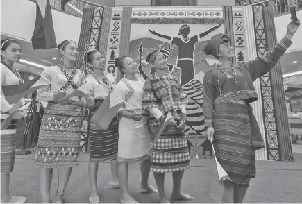  ?? Photo by Milo Brioso ?? PATRIOTS. University of the Cordillera­s’ Saeng ya Kasay Cultural group garbed in their Cordillera­n attire takes a groupie in the Summer Capital in celebratio­n of the country’s 120th Independen­ce day.