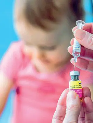  ??  ?? Il diktat La legge Lorenzin prevede dieci vaccini obbligator­i per i minori da zero a 16 anni, pena l’espulsione dall’asilo e multe per tutti