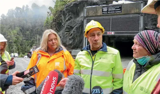  ?? JOANNE CARROLL/STUFF ?? Sonya Rockhouse, left, who lost her son in the Pike River mine, and widow Anna Osborne flank Pike River Recovery Agency chief operating officer Dinghy Pattinson on October 3, when family members were taken 170 metres into the mine’s drift.