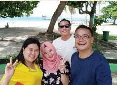  ??  ?? WITH Hazel Tan, Minmin Fernandez and Ompie Ricablanca in White Beach Malamawi