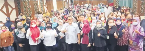  ?? ?? SASAR JUTAWAN: Hasbi (tengah), Annie (lapan kiri) bersama peserta seminar dan bengkel bergambar bersama.