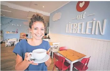  ?? FOTO: STEFAN AREND/FUNKE ?? Julia Kersten ist die Inhaberin des Cafés Liebelei in Duisburg.