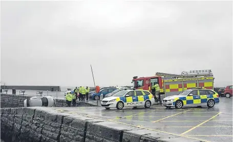  ?? Picture: Roderick Stewart. ?? Emergency services at Broughty Ferry and the car lying on its side on the jetty.