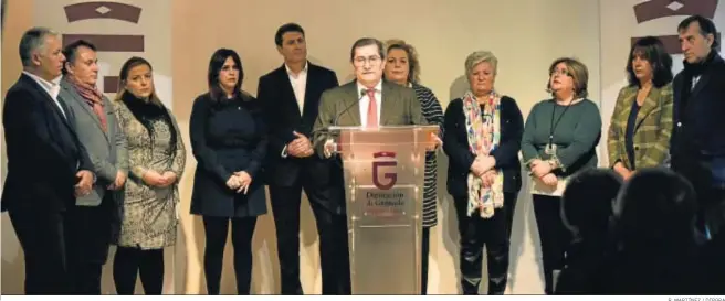  ?? R. MARTÍNEZ / DIPGRA ?? José Entrena durante la exposición de la hoja de ruta del Gobierno de la Diputación de Granada para este 2019 acompañado por su equipo .