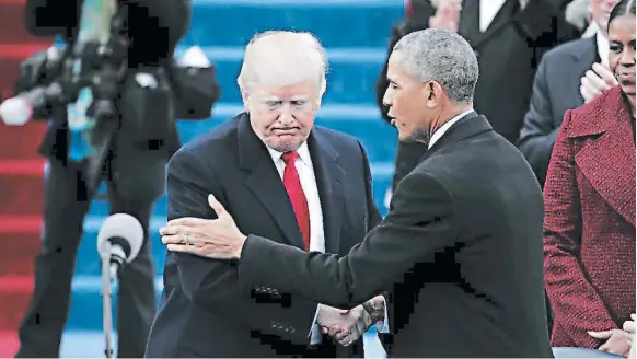  ?? FOTO: AGENCIA AFP ?? El presidente de Estados Unidos, Donald Trump, le estrecha la mano a su predecesor, Barack Obama, durante la toma de posesión del magnate en la Casa Blanca.