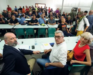  ?? I protagonis­ti ?? Nella foto grande, Luigi Di Maio con gli operai di fronte ai cancelli dell’azienda. Qui a fianco, il governator­e Stefano Bonaccini con Bruno Papignani della Fiom regionale e l’assessore Palma Costi durante un incontro con i lavoratori Sotto, l’ad di Industria Italiana Autobus StefanoDel Rosso