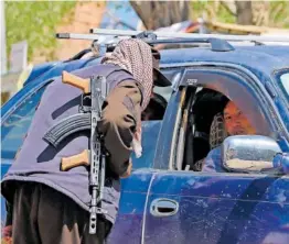  ?? EP ?? Un miembro de las fuerzas de seguridad afganas controlaba un vehículo el sábado en Bimayán (Afganistán).