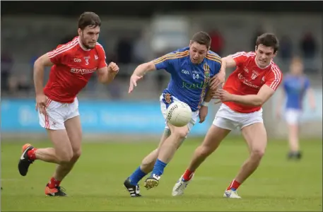  ??  ?? Seánie Furlong of Wicklow in action against Patrick Reilly, left, and Darren McMahon of Louth.