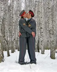  ?? Foto: Diehl ?? Ein Aufreger ist das Männerkuss Foto mit russischen Soldaten von Blue Noses: „An Epoch of Clemency“(2005).