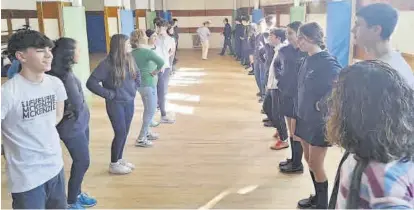  ?? FUNDACIÓN VEDRUNA ?? En pleno ensayo8
Alumnos de Vedruna aprenden a bailar la jota típica para la gran `quedada' de este jueves.