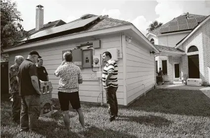  ?? Marie D. De Jesús / Staff photograph­er ?? Jose Flores, center, gives a solar power tour of his home on Oct. 5, 2019, in Clear Creek.