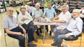  ??  ?? Alfonso Atehortúa, Víctor Gutiérrez de Piñeres, Alberto Carbonell, Luis Insignares, Julio César Illera y Alberto Pedroza disfrutan una tarde amena.