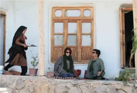  ?? © rr ?? Jafar Panahi en Behnaz Jafari gaan op zoek naar een platteland­smeisje dat hen een videoboods­chap stuurde.