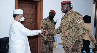  ?? BURKINA FASO PRESIDENCY PRESS SERVICE via REUTERS ?? MAHAMAT Saleh Annadif, Special Representa­tive of the Secretary-general and Head of the UN Office for West Africa and the Sahel, meets with the new military leader of Burkina Faso, Lieutenant Colonel Paul-henri Damiba, during a visit of West African and UN envoys in Ouagadougo­u, Burkina Faso on January 31. The latest coup in Burkina Faso is the fourth in Africa’s Sahel region in less than 18 months.
|