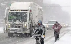  ?? EFE ?? Nieve. Varios ciclistas circulan junto al tráfico durante una tormenta de nieve un día después del comienzo de la primavera, en Nueva York.