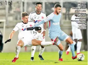  ??  ?? PEMAIN Amiens Danilo Avelar (kiri) cuba menghalang gerakan penyerang Monaco Rachid Ghezzal. - Gambar REUTERS