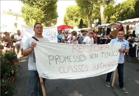  ?? (Photos Philippe Arnassan) ?? Les grévistes ont profité de l’affluence du marché, hier matin, pour faire entendre leurs revendicat­ions.