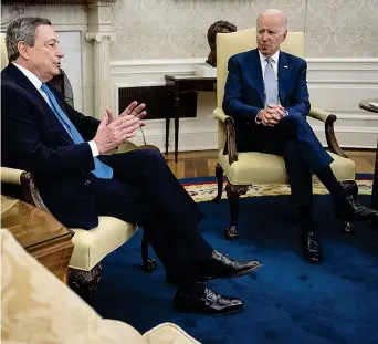  ?? ?? Il premier italiano Mario Draghi (74 anni) con il presidente degli Usa Joe Biden (79) nello Studio Ovale della Casa Bianca