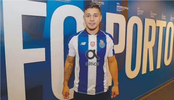  ??  ?? O portista conheceu o Estádio do Dragão, viu fotografia­s e inteirou-se de parte da história do clube. Agora quer deixar marca