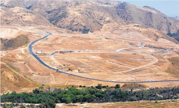  ?? CHRISTIAN K. LEE/LOS ANGELES TIMES ?? A multi-generation­al housing developmen­t under constructi­on in California’s Temescal Valley.