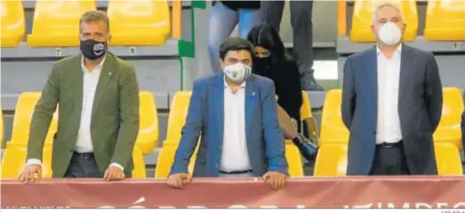  ?? JUAN AYALA ?? José García Román, presidente del Córdoba Futsal –en el centro de la imagen–, en el palco de Vista Alegre.