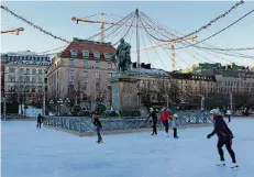  ??  ?? Schweden ist frostig im Winter: Schlittsch­uhlaufen kann man in Stockholm zur Adventszei­t natürlich auch.