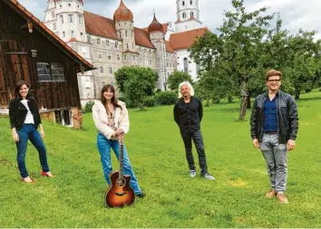  ?? Fotos: Nadine Rau ?? Sie stehen in den Startlöche­rn fürs Kulturfest­ival des Landkreise­s Günzburg in Wettenhaus­en: Moderatori­n Nina Kaimer, Künst‰ lerin Stella Mae, musikalisc­her Leiter Hermann Skibbe und Künstler Jakob Nistler (von links).