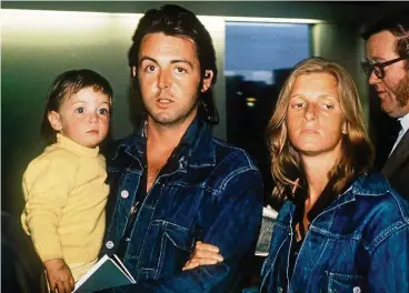  ?? ARCHIV-FOTO: UPI / DPA ?? „Beatle“Paul McCartney mit seiner damaligen Ehefrau Linda und Tochter Mary auf dem Londoner Flughafen. Vor 50 Jahren besiegelte er das Ende der Beatles.