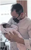  ??  ?? Der stolze Vater Ismail Dinc mit seinem neugeboren­en Sohn.
