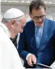  ?? Foto: Michael Gottschalk, Photothek ?? Entwicklun­gsminister Gerd Müller diese Woche im Gespräch mit Papst Franzis kus.