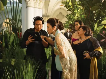  ??  ?? LUXE LIFE “Crazy Rich Asians” director Jon M. Chu and star Michelle Yeoh on the film’s set